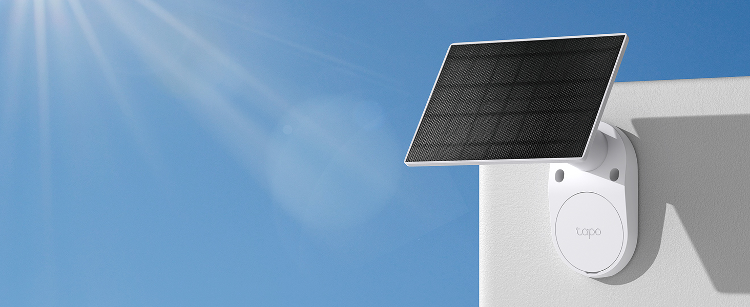 Tapo C410 KIT mit weisser Akkukamera und angeschlossenem Solarpanel A201 an einer Hauswand – Detail 6