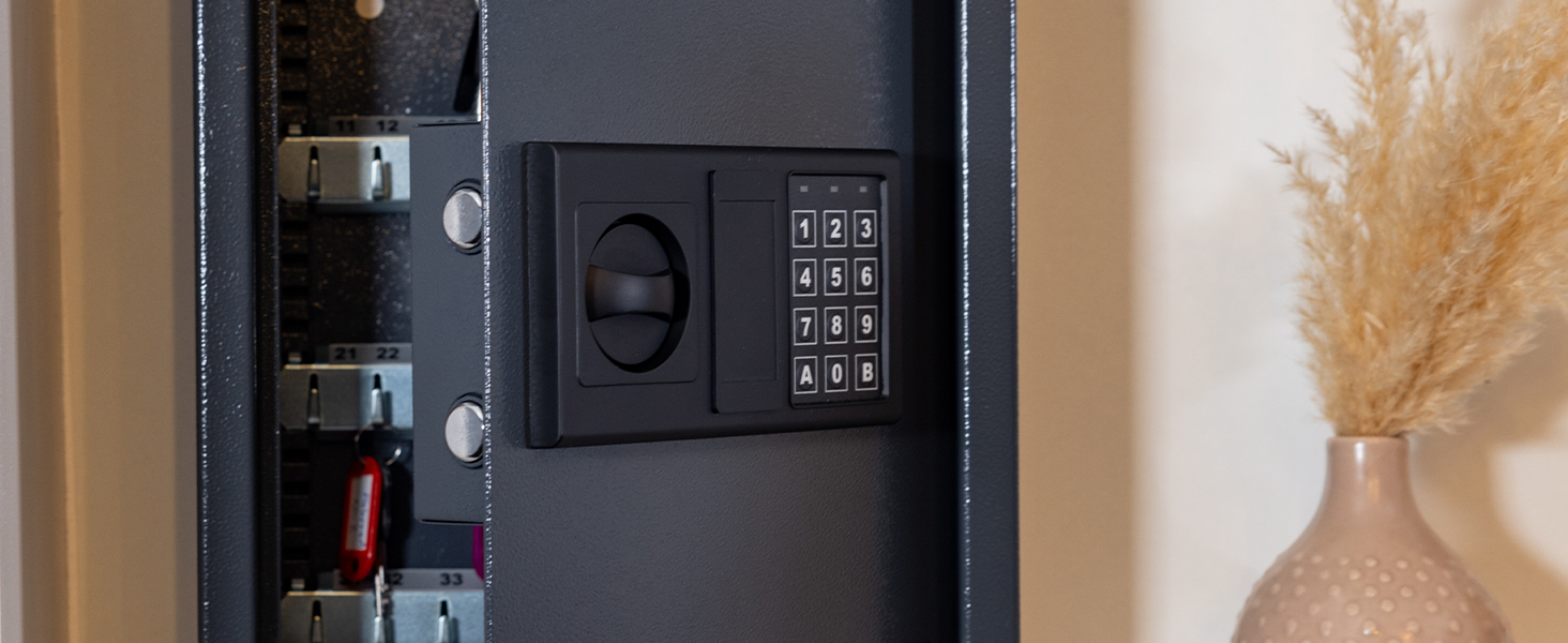 Anthrazitfarbener HMF Schlüsseltresor 2133-11 mit Zahlentastatur und nummerierten Schlüsselhaken im Inneren. – Detail 4