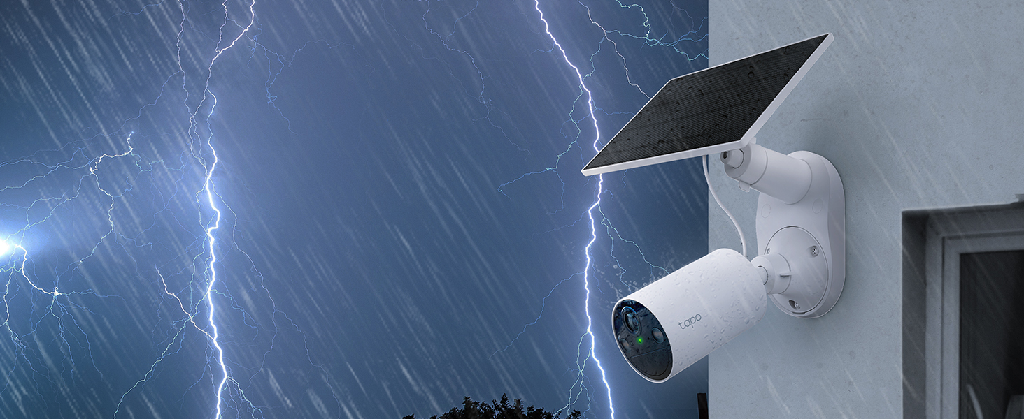 Tapo C410 KIT mit weisser Akkukamera und angeschlossenem Solarpanel A201 an einer Hauswand – Detail 13
