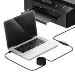 aktives USB Verlaengerungskabel verbindet Laptop mit entferntem Geraet