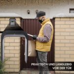 Regenschutzhaube ueber Tuerklingel am Hauseingang mit Paketbote