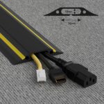 Kabelbruecke auf Teppich mit Netzwerkstecker HDMI und Kaltgeraetestecker
