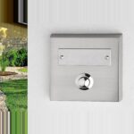 Aufputz Klingelplatte 1-fach an heller Hauswand