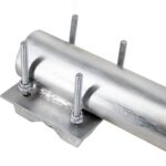 Balkonhalter von unten mit U-Buegel-Gewindebolzen und V-Sattelplatte
