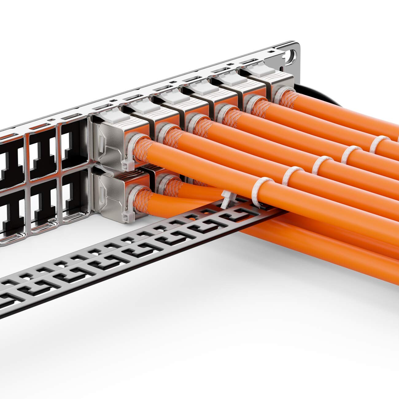 Orange CAT 7 Verlegekabel aufgelegt an einem 24 Port Patchpanel