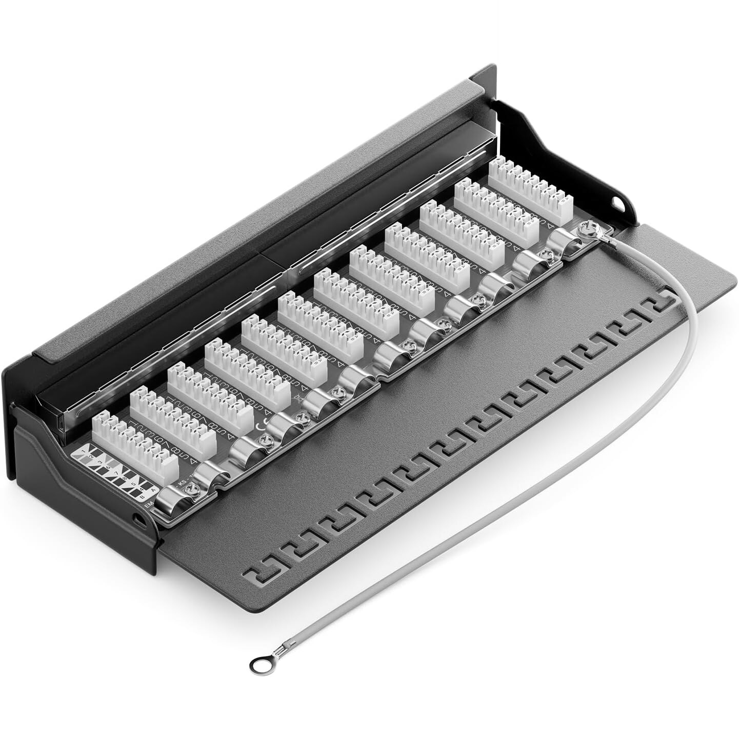 Patchpanel geoeffnet mit zwoelf LSA Anschlussblocks