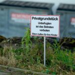 Warnschild Privatgrundstueck auf Firmen und Lagerplatz