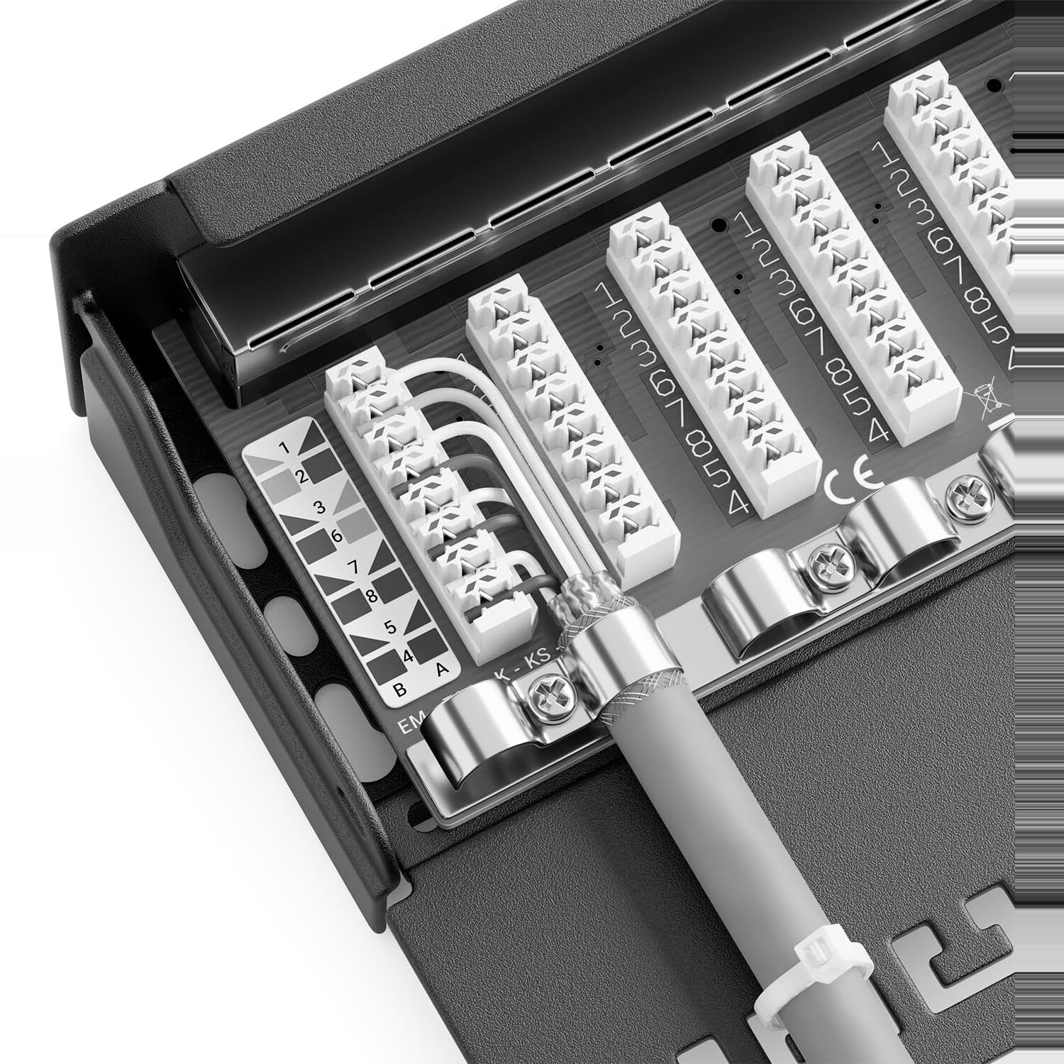 Nahaufnahme LSA Anschluss im Patchpanel mit eingefuehrtem Verlegekabel