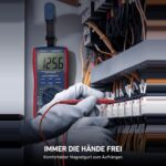 Multimeter haengt am Magnetgurt im Verteilerschrank