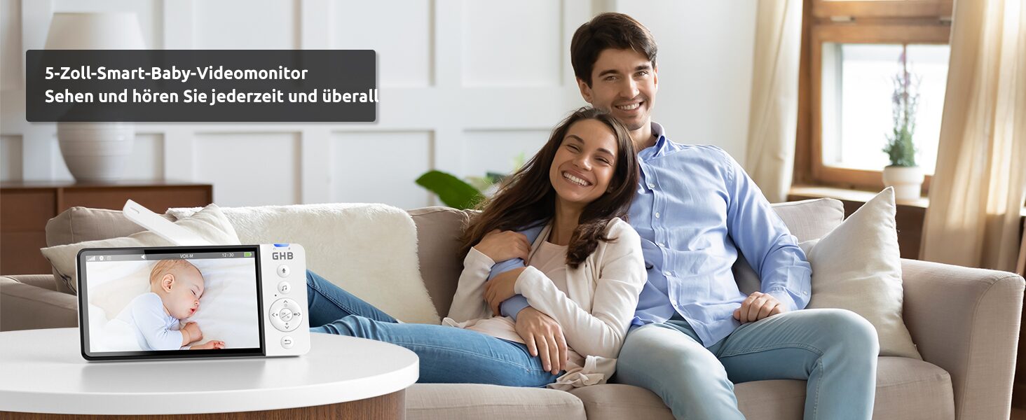 5-Zoll-Smart-Baby-Videomonitor auf dem Wohnzimmertisch, Eltern entspannt auf dem Sofa