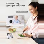 Gegensprechfunktion des GHB Babyphone: Mutter spricht über den Monitor mit dem Baby