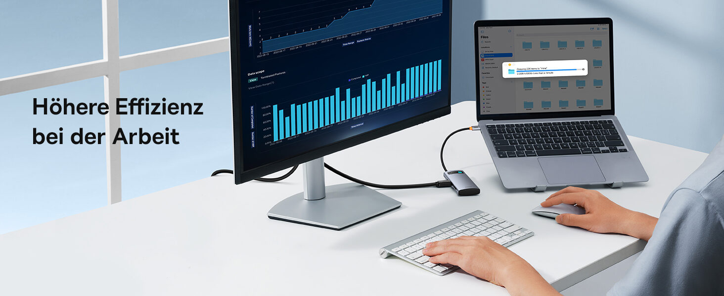 Laptop mit externem Monitor und angeschlossener SSD ueber den Hub
