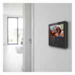 Hikvision Innenstation der PoE-Türsprechanlage an der Wand im hellen Wohnbereich