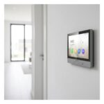 Hikvision Innenstation der PoE-Türsprechanlage an der Wand im hellen Wohnbereich