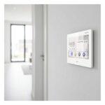 Hikvision Innenstation der PoE-Türsprechanlage an der Wand im hellen Wohnbereich