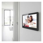 Hikvision Innenstation der PoE-Türsprechanlage an der Wand im hellen Wohnbereich