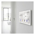 Hikvision Innenstation der PoE-Türsprechanlage an der Wand im hellen Wohnbereich