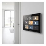 Hikvision Innenstation der PoE-Türsprechanlage an der Wand im hellen Wohnbereich
