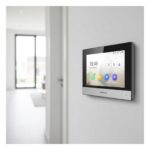 Hikvision Innenstation der Türsprechanlage an der Wand im hellen Wohnbereich
