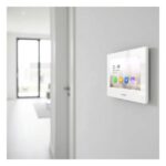 Hikvision Innenstation der Türsprechanlage an der Wand im hellen Wohnbereich