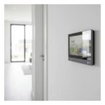 Hikvision Innenstation der Türsprechanlage an der Wand im hellen Wohnbereich