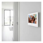 Hikvision Innenstation der Türsprechanlage an der Wand im hellen Wohnbereich