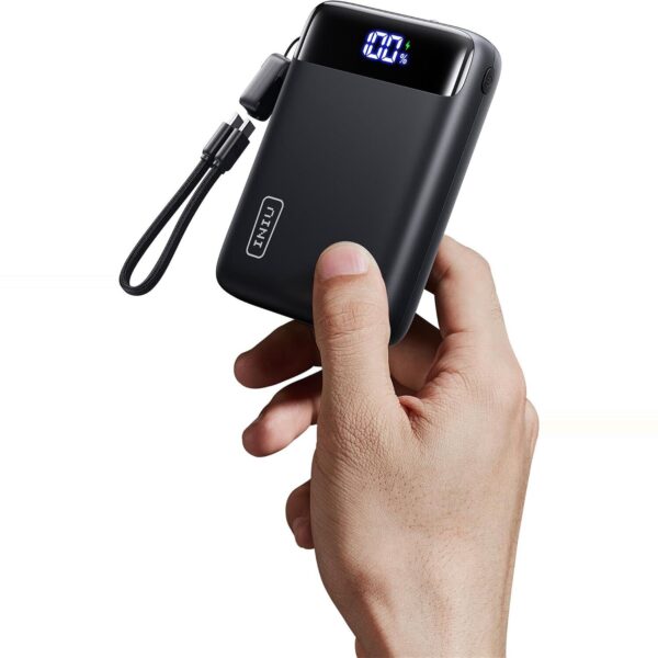 Schwarze INIU Powerbank mit Display und integriertem USB-C-Kabel in einer Hand