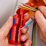 ErgoStrip mantelt ein mehradriges Kabel in einer Abzweigdose ab, die farbigen Adern liegen frei