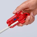 ErgoStrip beim Abmanteln eines weissen Rundkabels in der Hand