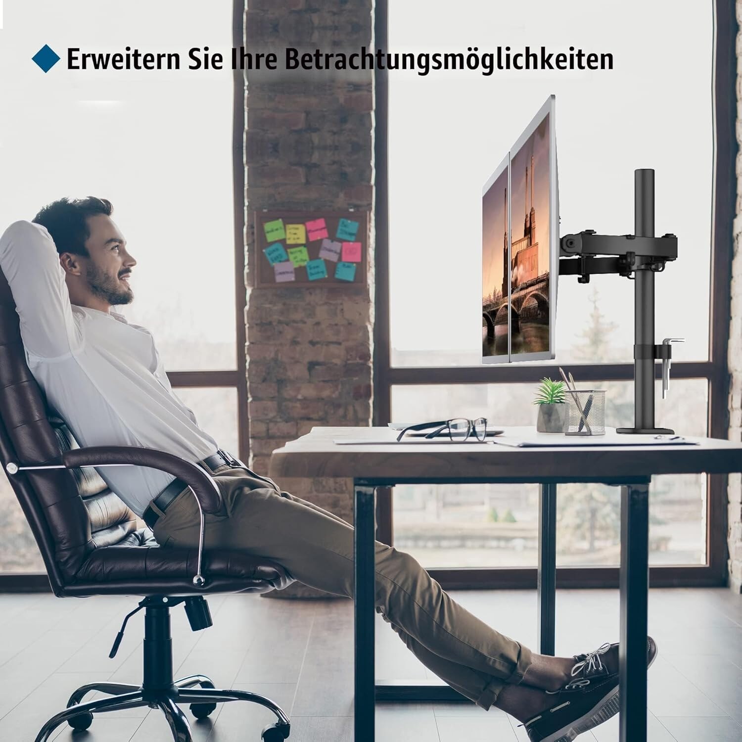 Arbeitsplatz mit zwei Monitoren an der Doppelarm-Halterung