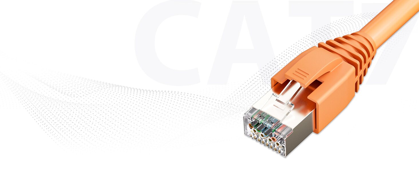 Geschirmter CAT7-RJ45-Stecker an orangem Netzwerkkabel