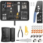 Geoeffnete Werkzeugtasche mit Pass-Through-Crimpzange, Kabeltester, LSA-Werkzeug, Abisolierer, Seitenschneider, CAT7-Steckern und Keystone-Modulen