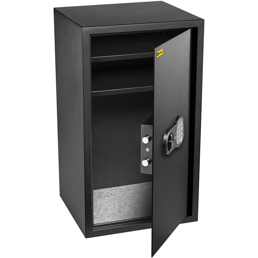 HomeSafe HV70E Möbeltresor | Elektronikschloss mit Notschlüssel, 70x40x36 cm, 2 Fachböden – Ansicht 1 Schwarzer HomeSafe HV70E Möbeltresor mit elektronischem Zahlenschloss und Tastenfeld an der Tür.