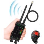 Der Detektor JMDHKK M8000 als schwarzes Handgerät mit montierter HF-Antenne.