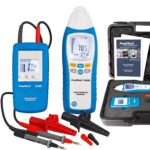 PeakTech P 3435: Sender und Empfänger des Leitungssuchgeräts mit LCD-Anzeige, dazu Prüfleitungen und Klemmen.