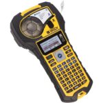 Brady M210 Etikettendrucker mit ABC-Tastatur, LCD-Anzeige und eingelegter Etikettenpatrone.