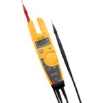 Fluke T5-1000 Spannungs- und Durchgangstester mit feststehender Messzange und montierten Messleitungen.
