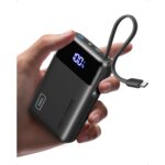 INIU P51L Powerbank 20000 mAh in Schwarz mit integriertem USB-C-Kabel und Prozentanzeige
