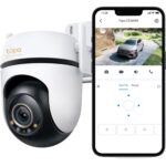 TP-Link Tapo C530WS Schwenk-Neige-Aussenkamera in Weiss mit zwei Antennen und Scheinwerfern