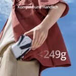 Potensic ATOM Kameradrohne in Hellgrau mit bürstenlosem 3-Achsen-Gimbal unter der Front.