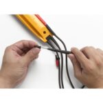 Fluke T5-1000 Spannungs- und Durchgangstester mit feststehender Messzange und montierten Messleitungen.