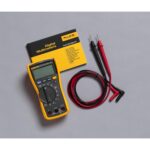 Fluke 117 Digital-Multimeter in Grau und Gelb mit Messleitungen und Drehschalter für Spannung, Strom und Widerstand