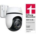TP-Link Tapo C530WS Schwenk-Neige-Aussenkamera in Weiss mit zwei Antennen und Scheinwerfern