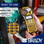 Brady M210 Etikettendrucker mit ABC-Tastatur, LCD-Anzeige und eingelegter Etikettenpatrone.