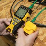 Klein Tools VDV Scout Pro 3 Prüfgerät mit Test- und Map-Remote, Locator-Remotes und Tragetasche.