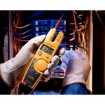 Fluke T5-1000 Spannungs- und Durchgangstester mit feststehender Messzange und montierten Messleitungen.