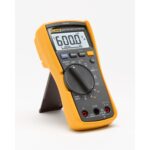 Fluke 117 Digital-Multimeter in Grau und Gelb mit Messleitungen und Drehschalter für Spannung, Strom und Widerstand