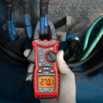 KAIWEETS HT206D Stromzange in Rot mit geöffneter Messzange und beleuchtetem Display