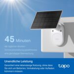 Tapo C410 KIT mit weisser Akkukamera und angeschlossenem Solarpanel A201 an einer Hauswand