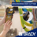 Brady M210 Etikettendrucker mit ABC-Tastatur, LCD-Anzeige und eingelegter Etikettenpatrone.